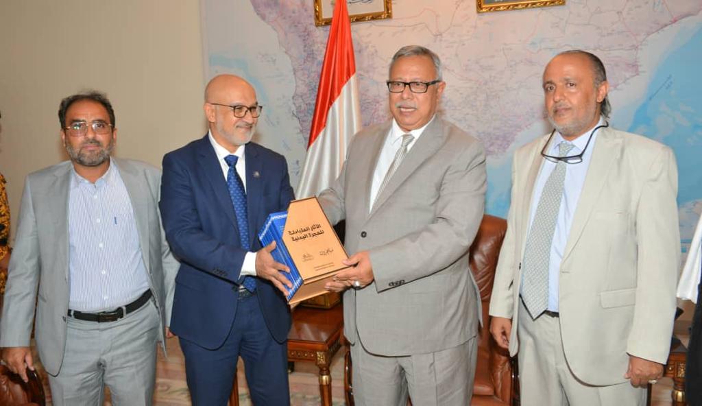 مؤسسة الخير تسلم نسخة من دراسة الآثار المتبادلة للهجرة اليمنية لرئاسة مجلس الوزراء