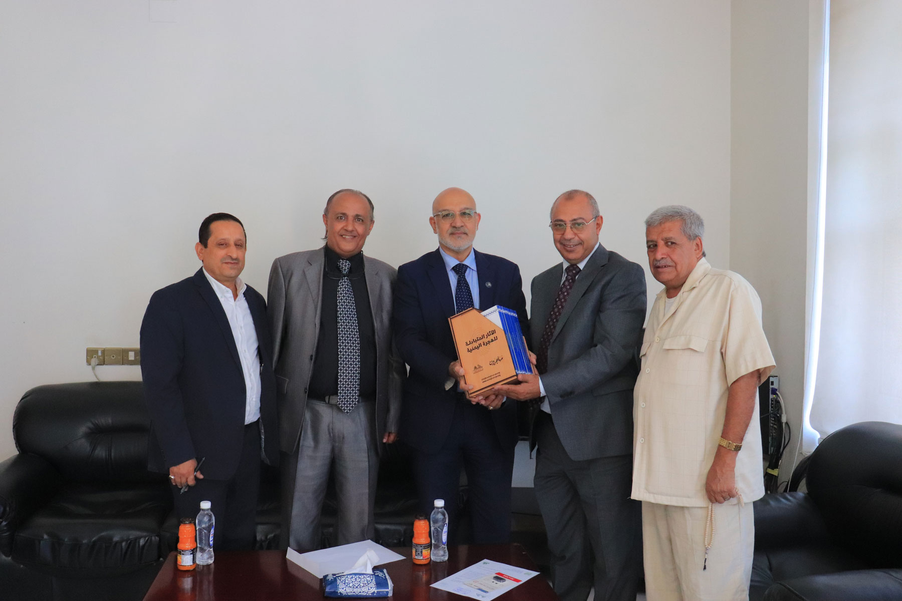  Head of the General Department of Consulates and Expatriates Receives the Study of Yemeni Migration-Mutual Impacts