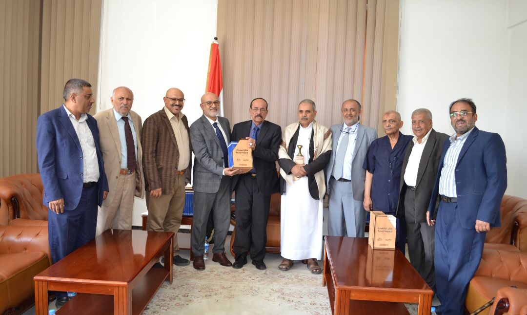 مؤسسة الخير تسلم دراسة الآثار المتبادلة للهجرة اليمنية لرئيس مجلس الشورى