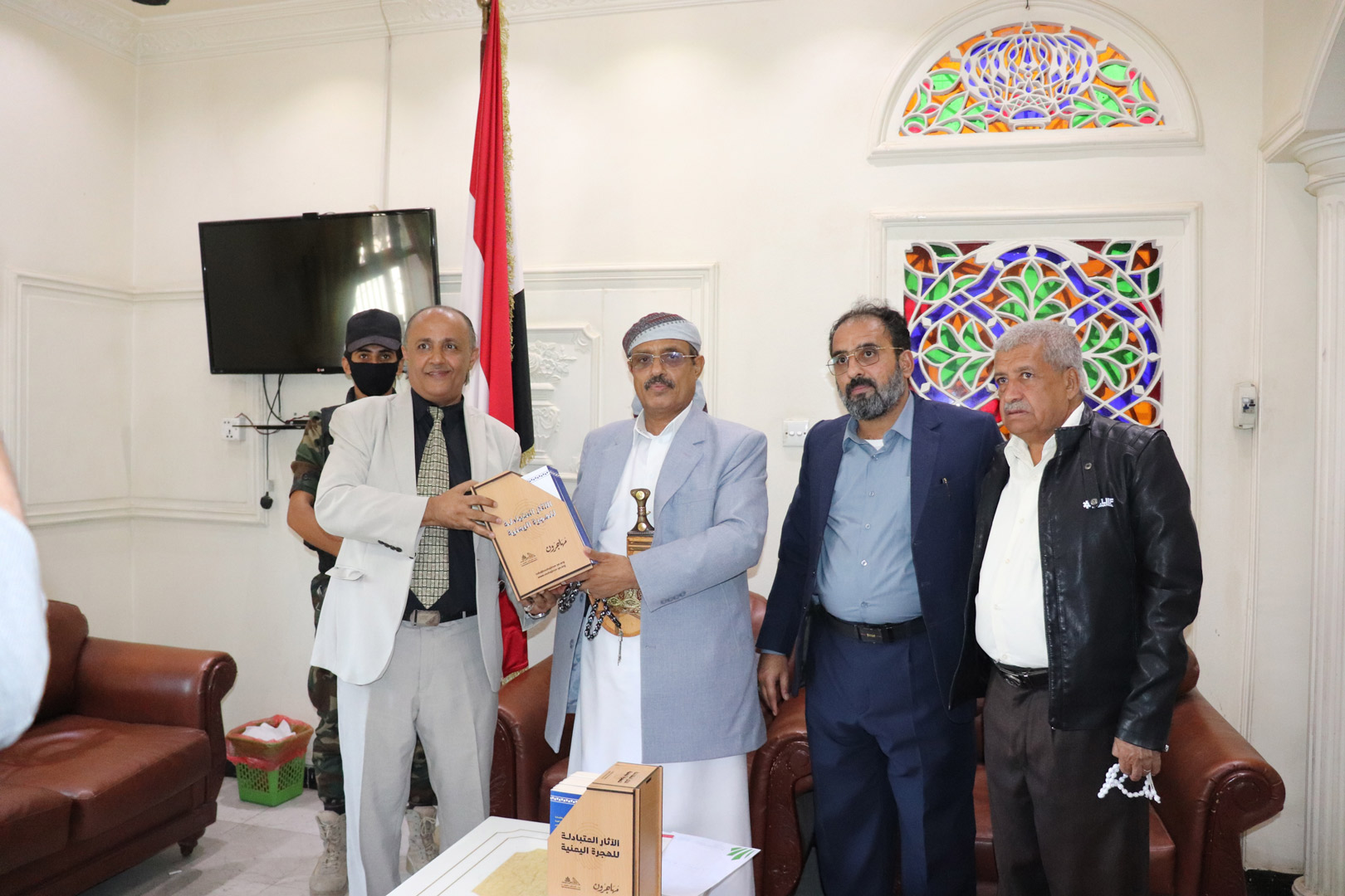 عضو المجلس السياسي الأعلى يتسلّم نسخة من دراسة الآثار المتبادلة للهجرة اليمنية